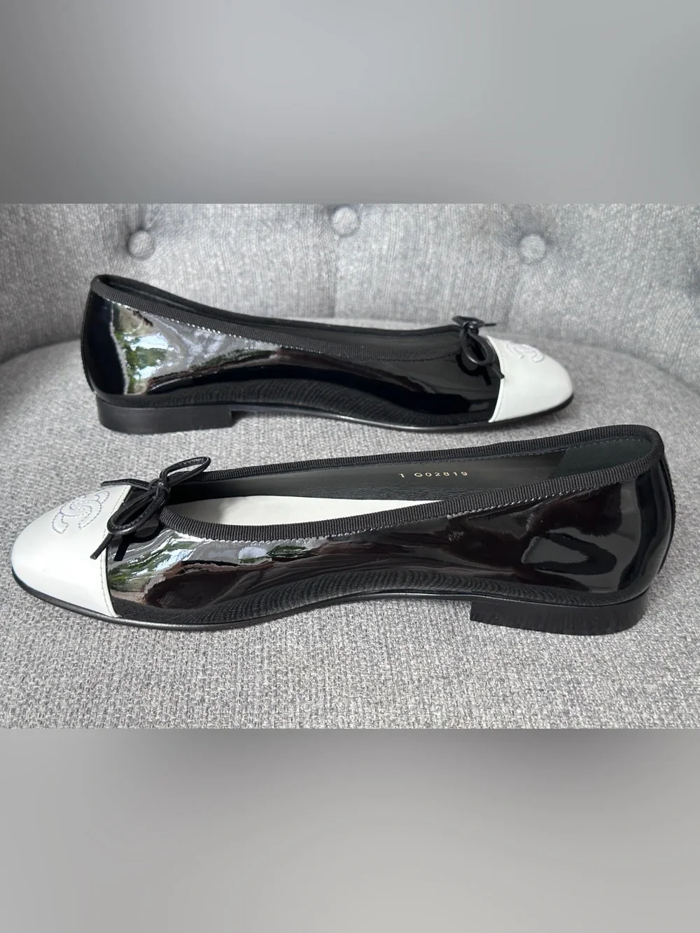 NEW 2026 CHANEL BLACK PATENT LEATHER WHITE CC LOGO CAPTOE BALLET FLATS size 38C